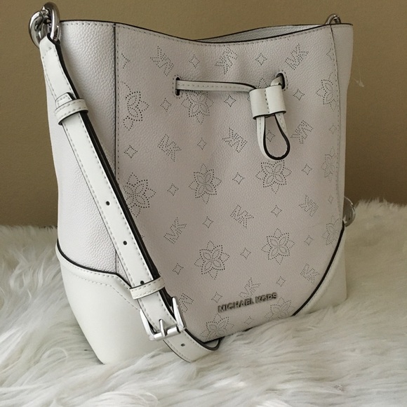Michael Kors Handbags - Firm✨Michael Kors Large Nicole bucket crossbody